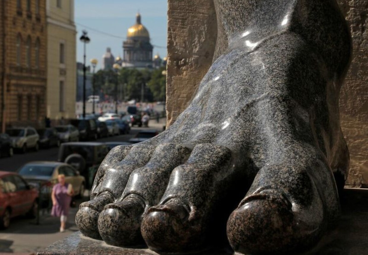 Примет спб. Приметы Санкт Петербурга. Петербургские достопримечательности с юмором. Питерские достопримечательности увеличенные фото. На набережной потереть нос в Питере примета.