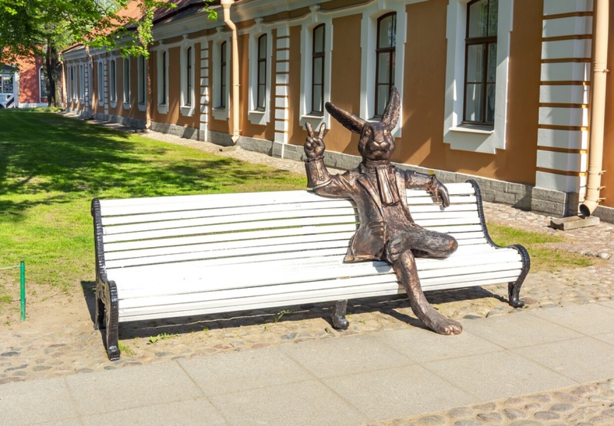 Памятник заяц на скамейке в Питере