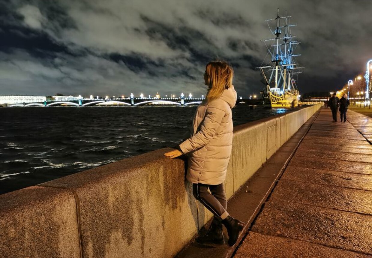 Фото девушек петербурга. Девушка на набережной Петербурга. Девушка в ночном Питере. Девушка на мосту в Питере. Девушка в Питере со спины.