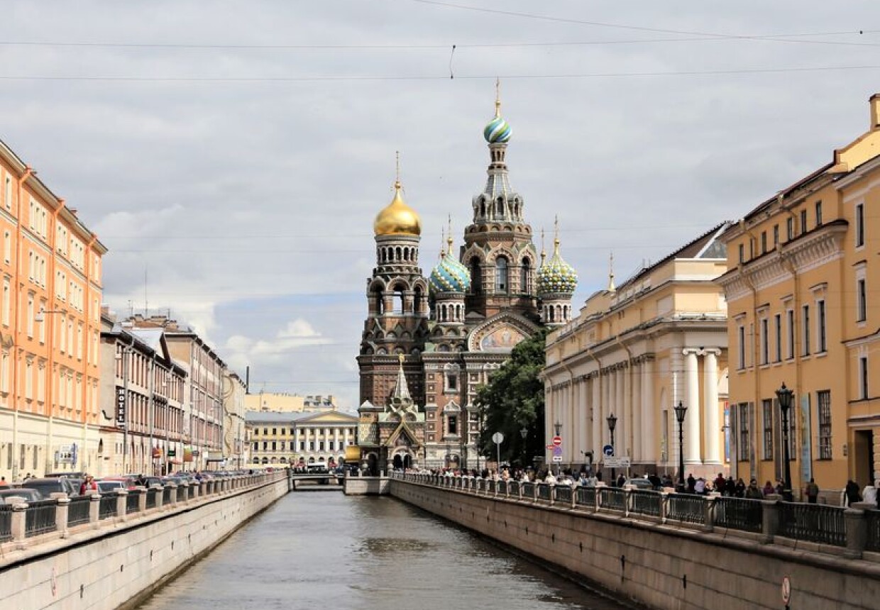 Обзорная экскурсия санкт. Санкт-Петербург. Прогулки по Санкт-Петербургу. Санкт-Петербург каналы спас. Вид на спас на крови с Невского.