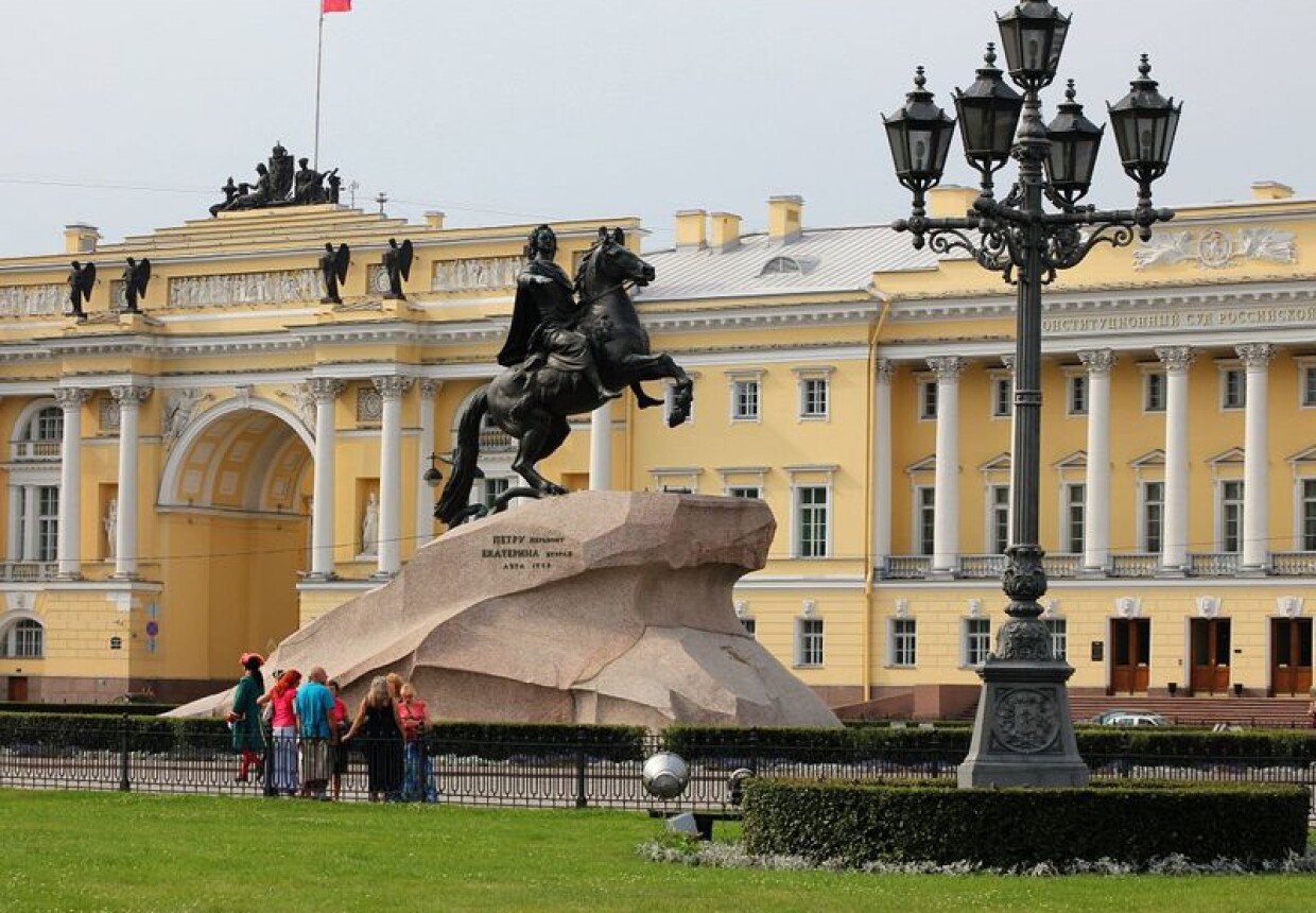 Медный всадник санкт петербург сенатская площадь фото. Сенатская площадь Санкт-Петербург. Медный всадник на Сенатской площади. Медный всадник, Санкт-Петербург, Сенатская площадь. Площадь Декабристов в Санкт-Петербурге.