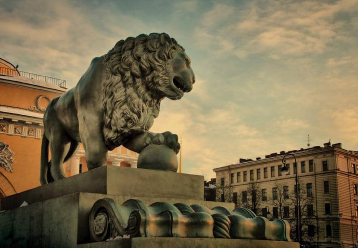 Статуя Льва в Санкт-Петербурге