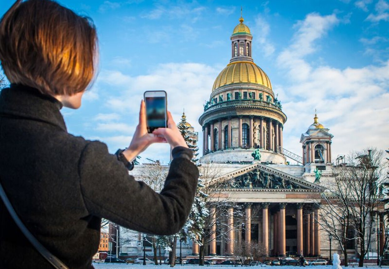 на фоне исаакиевского собора в санкт петербурге